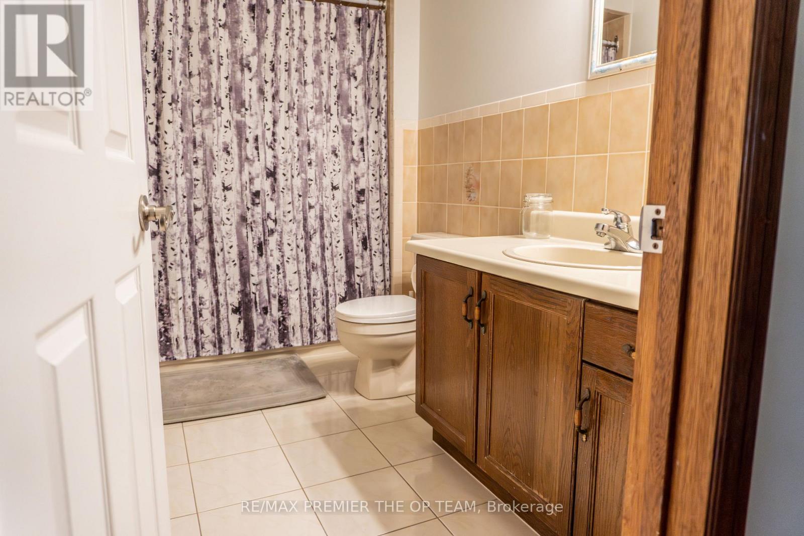 #3 255 MOUNT ALBION ROAD - 28