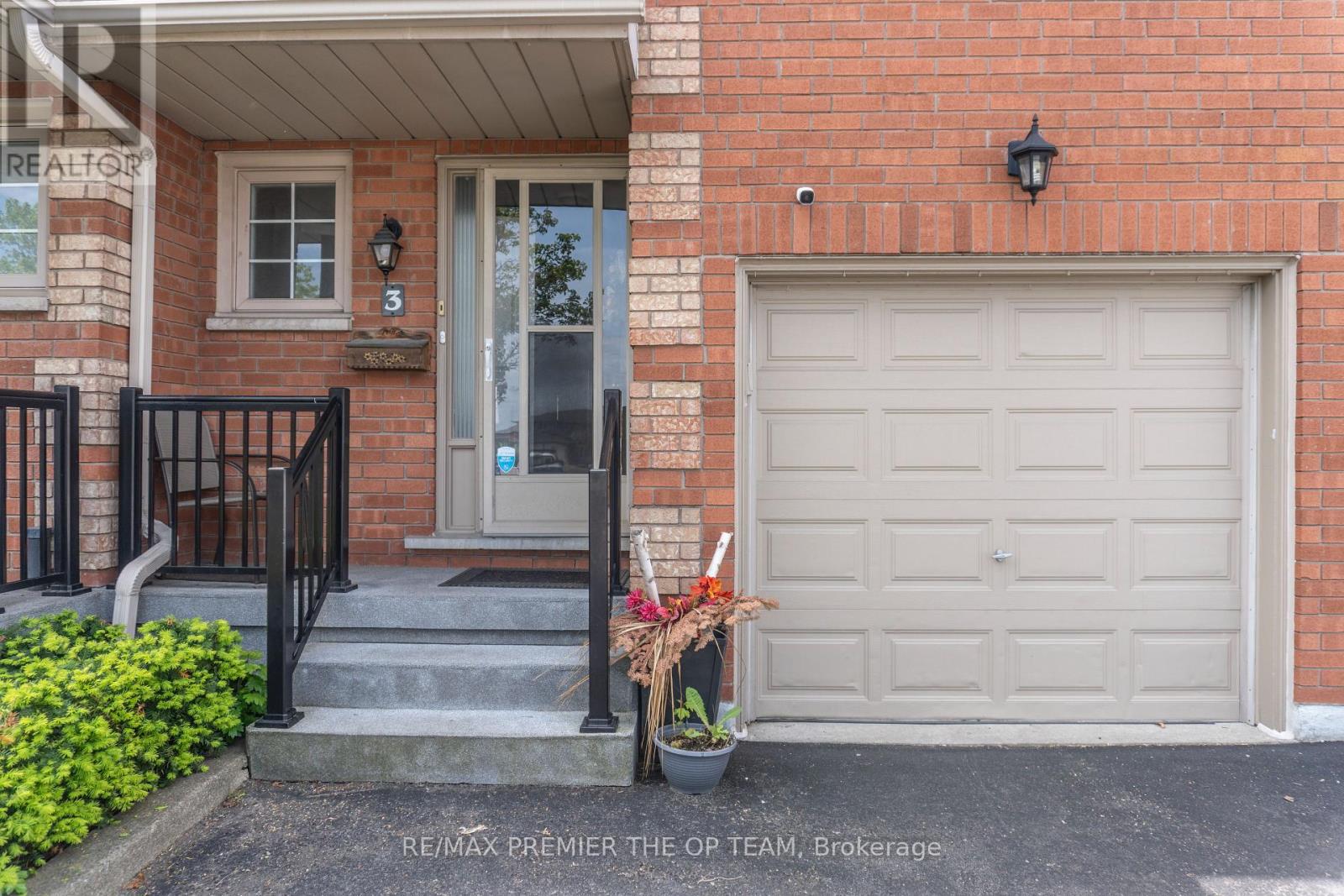 #3 255 MOUNT ALBION ROAD - 3