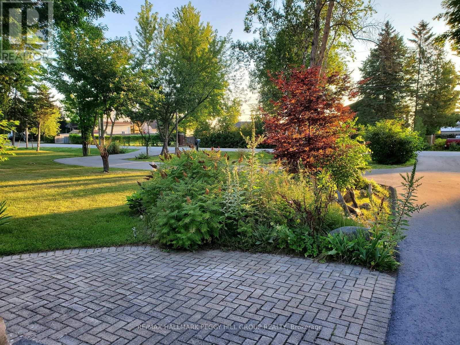 2582 LEONARD STREET — photo 25