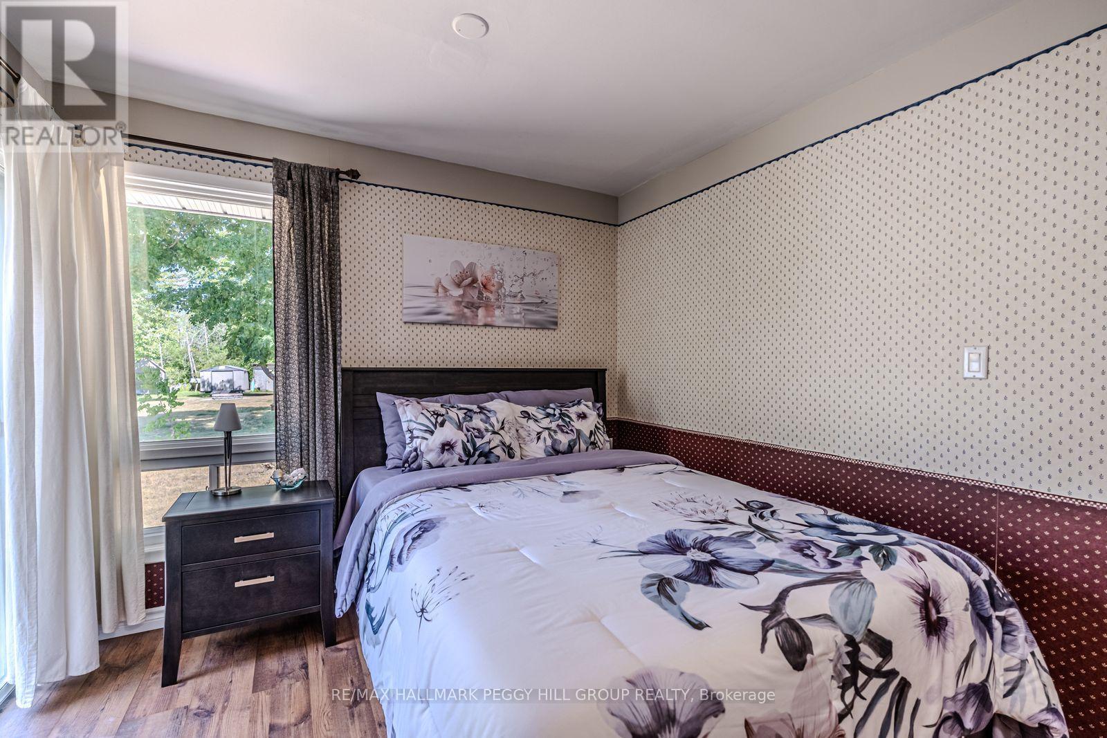 2582 LEONARD STREET — photo 10