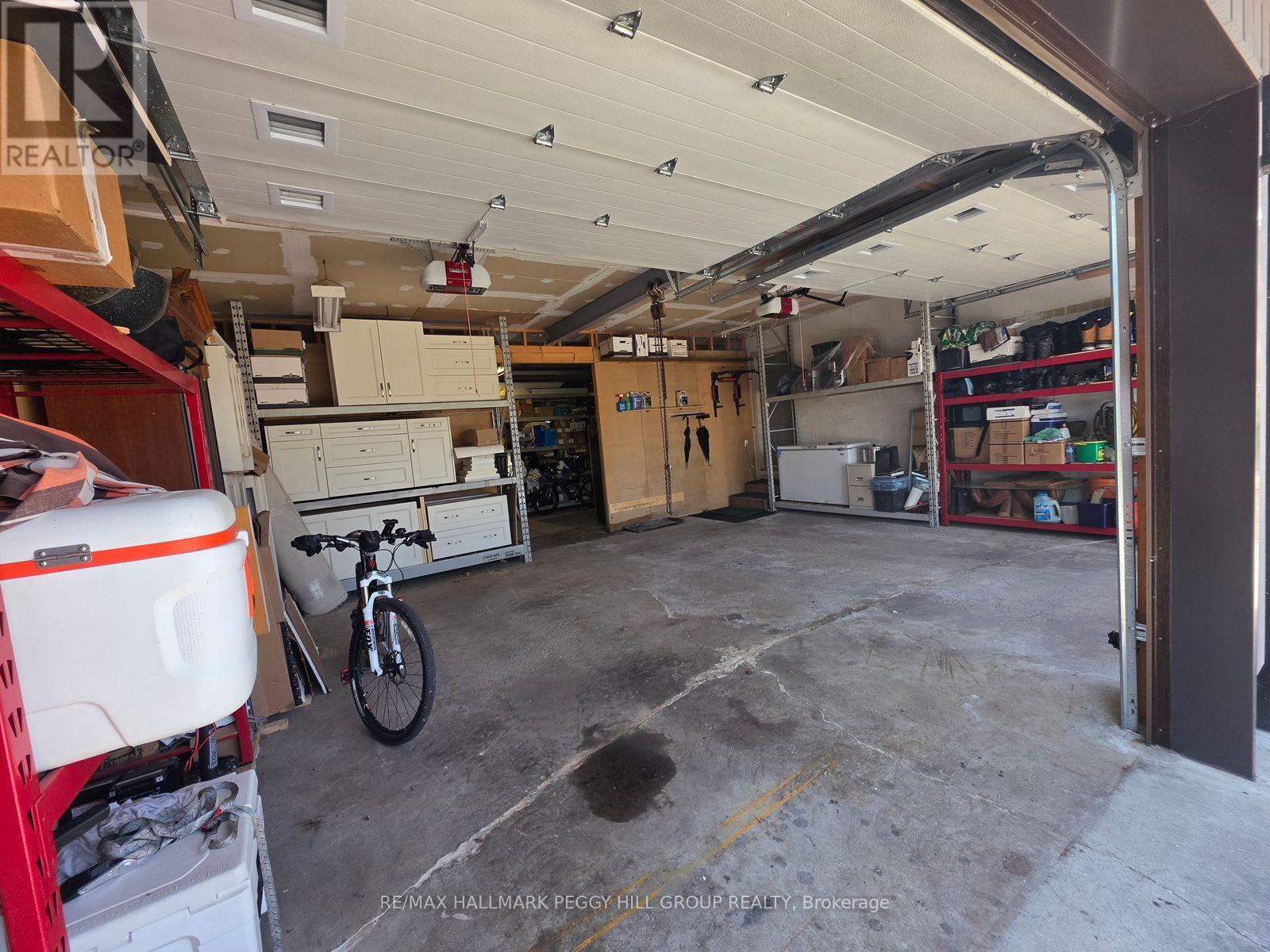 2582 LEONARD STREET — photo 23
