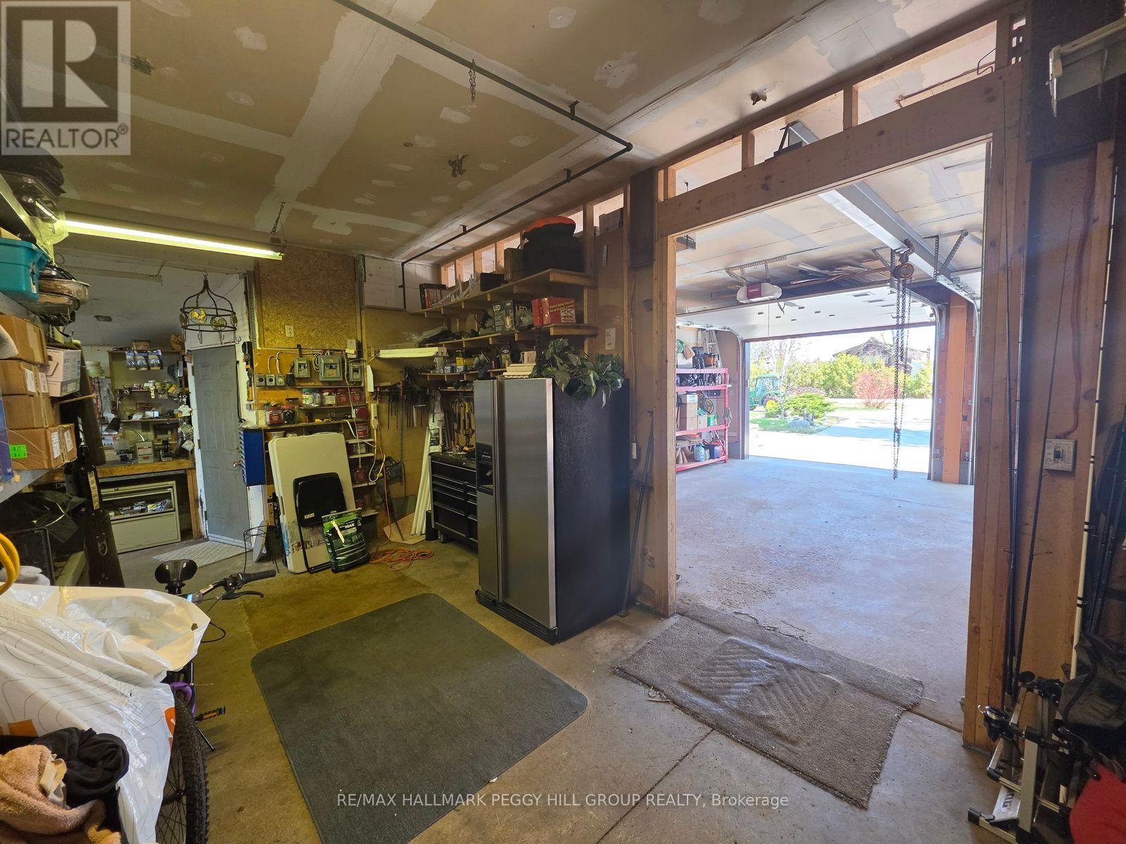 2582 LEONARD STREET — photo 24