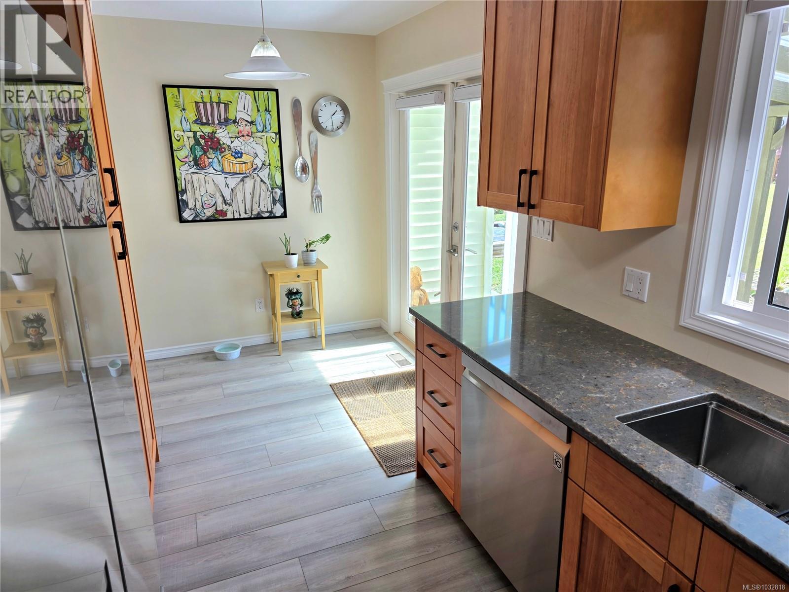 3724 Bishop Cres - 9