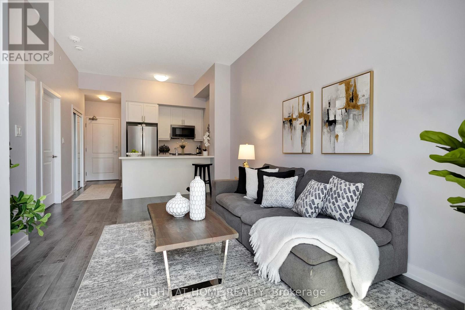 #519 470 DUNDAS STREET E - 1