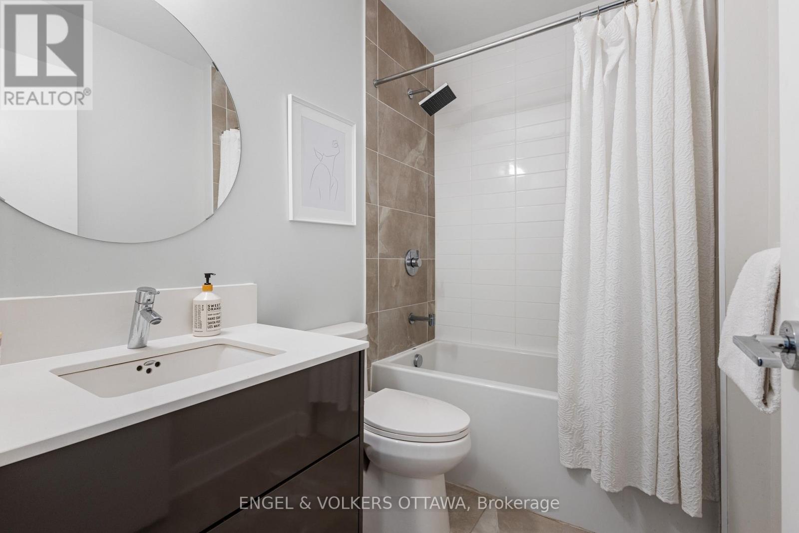 #302 255 BAY STREET - 34