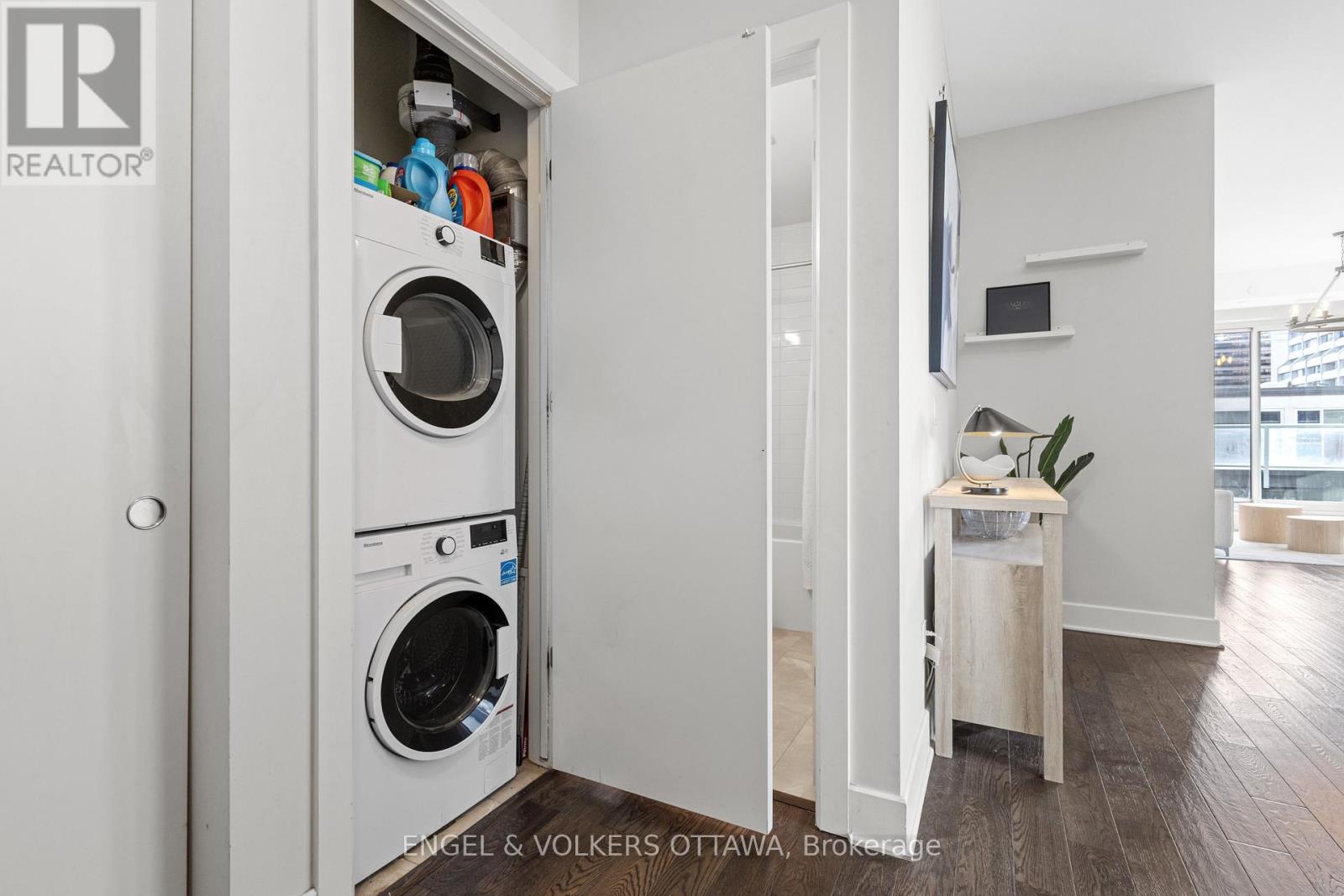 #302 255 BAY STREET - 35