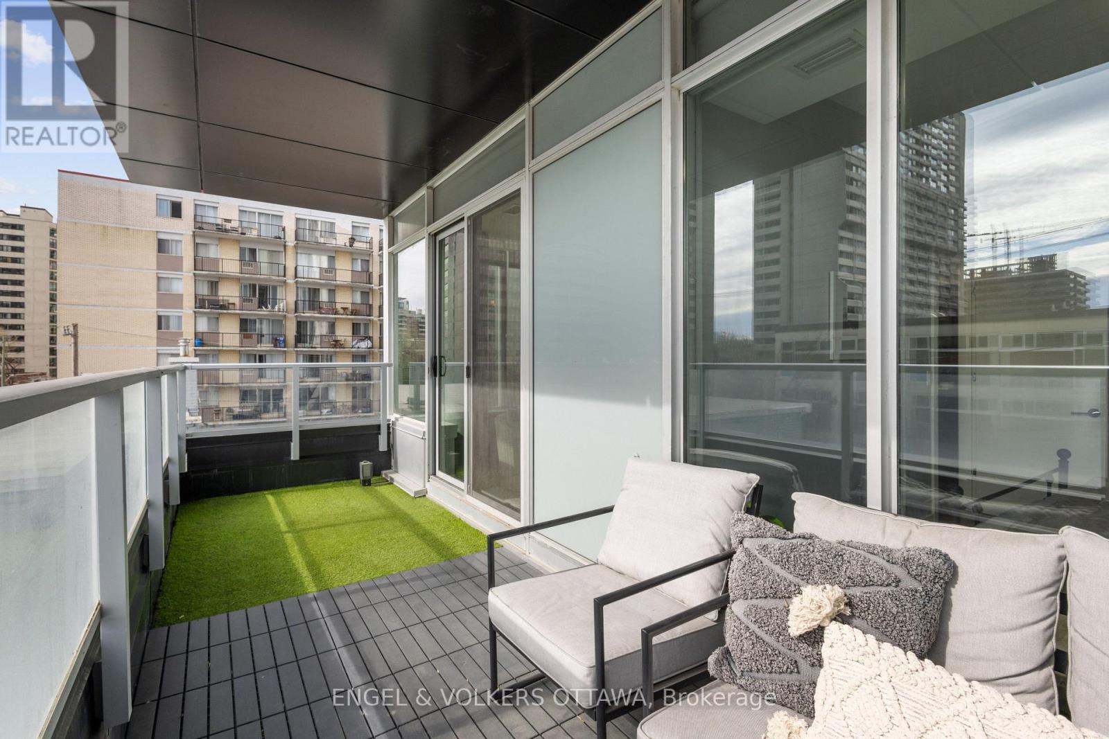 #302 255 BAY STREET - 38