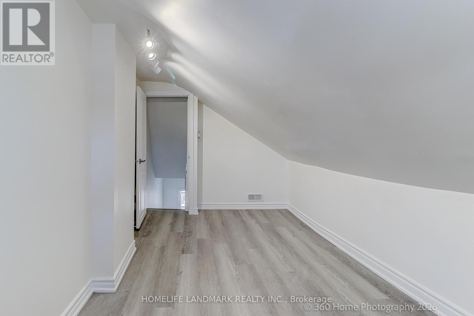 4 ANDREWS AVENUE - 35