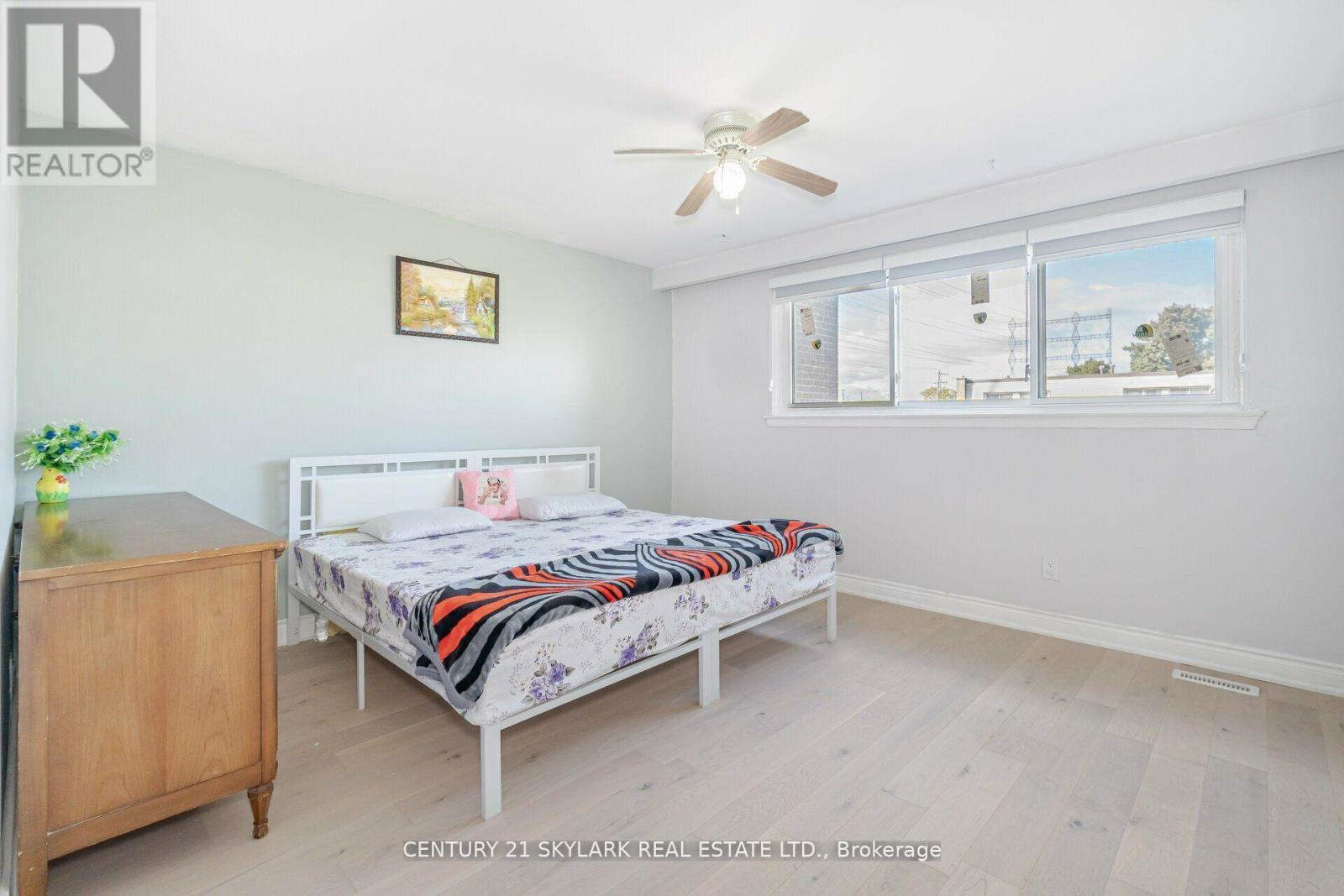 #26 435 SILVERSTONE DRIVE - 10