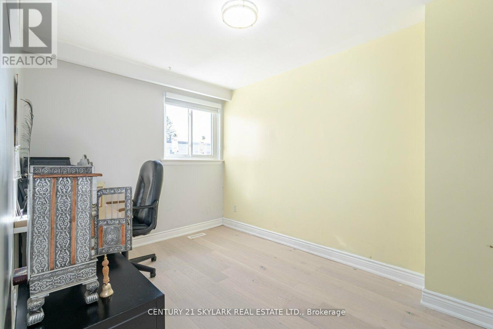 #26 435 SILVERSTONE DRIVE - 11