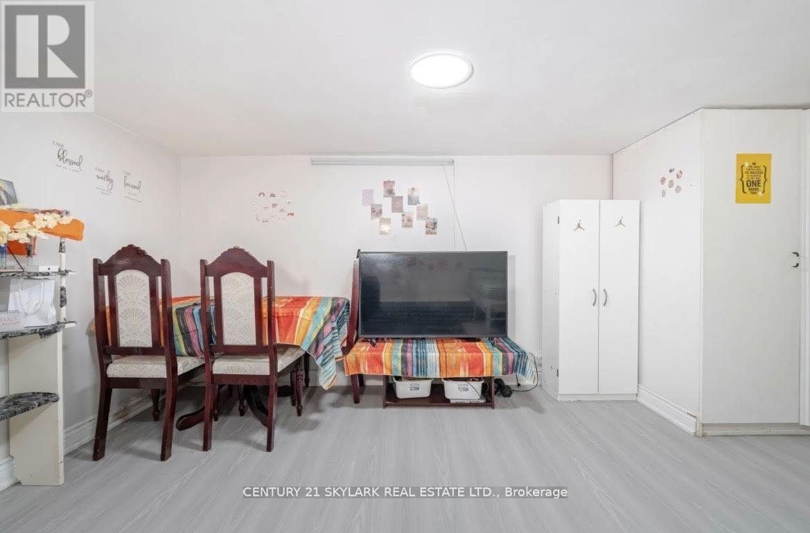 #26 435 SILVERSTONE DRIVE - 14
