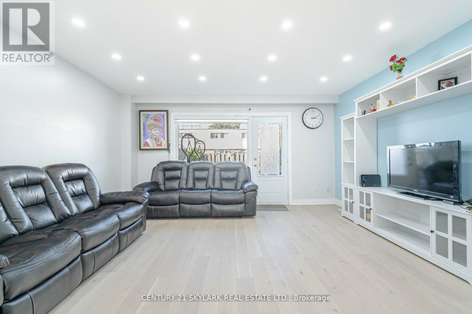 #26 435 SILVERSTONE DRIVE - 7