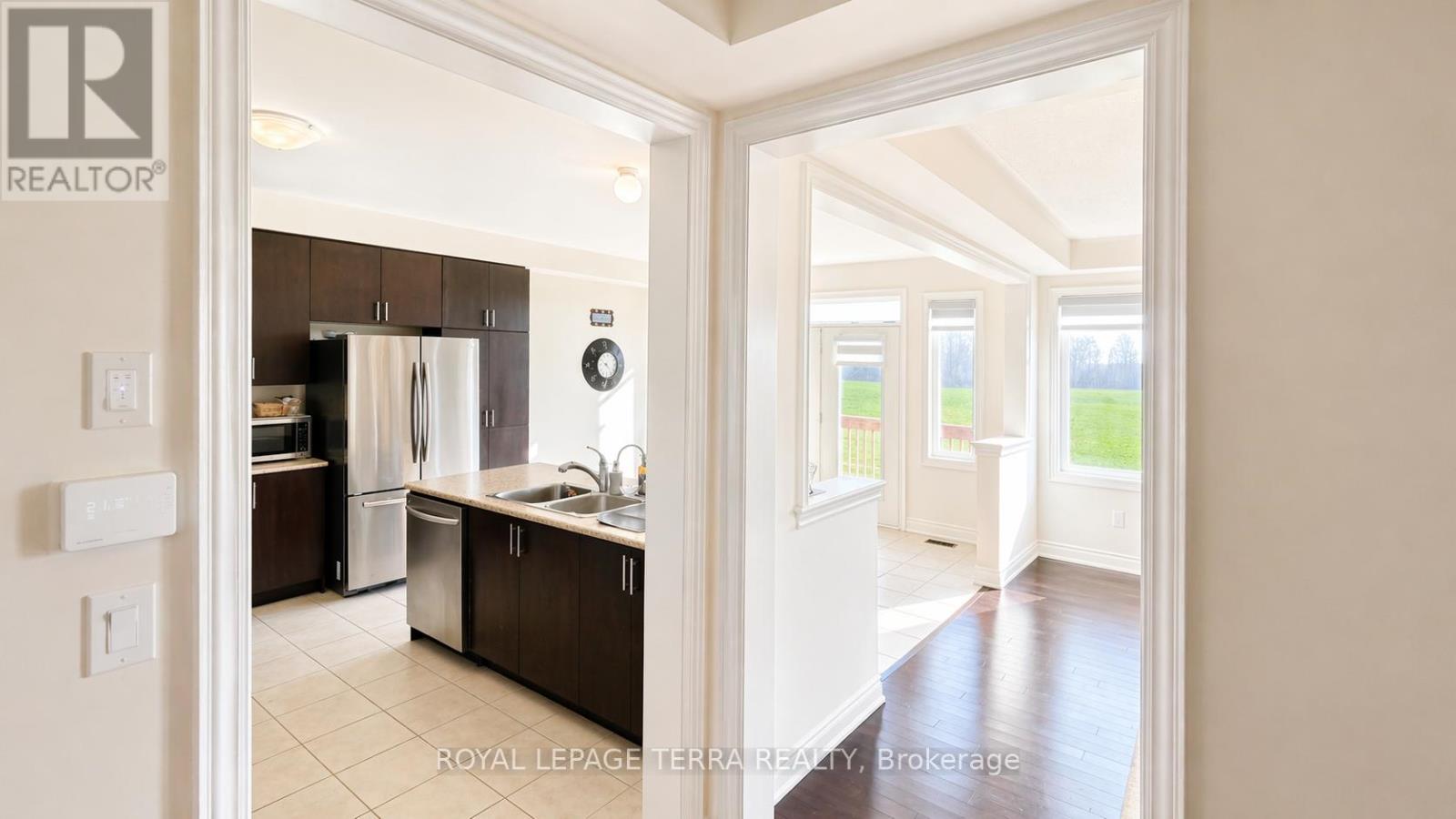 144 BLOOMFIELD CRESCENT — photo 12