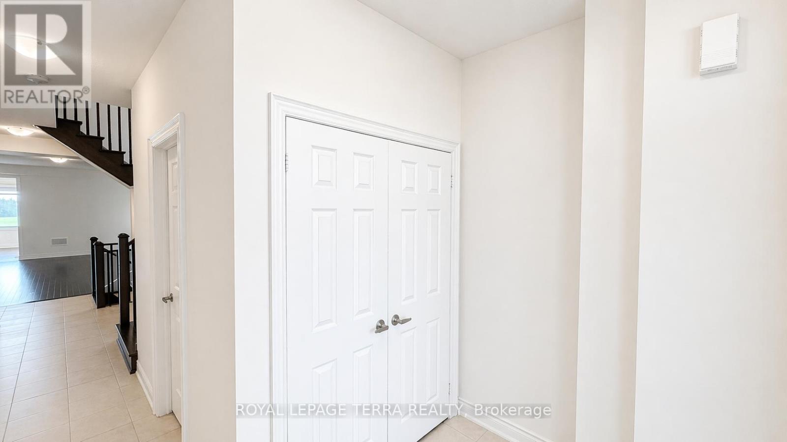 144 BLOOMFIELD CRESCENT — photo 5