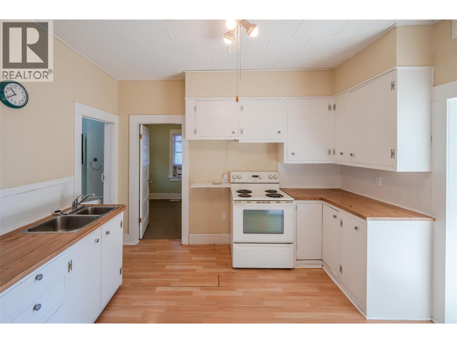 363 Nanaimo Avenue W, Penticton