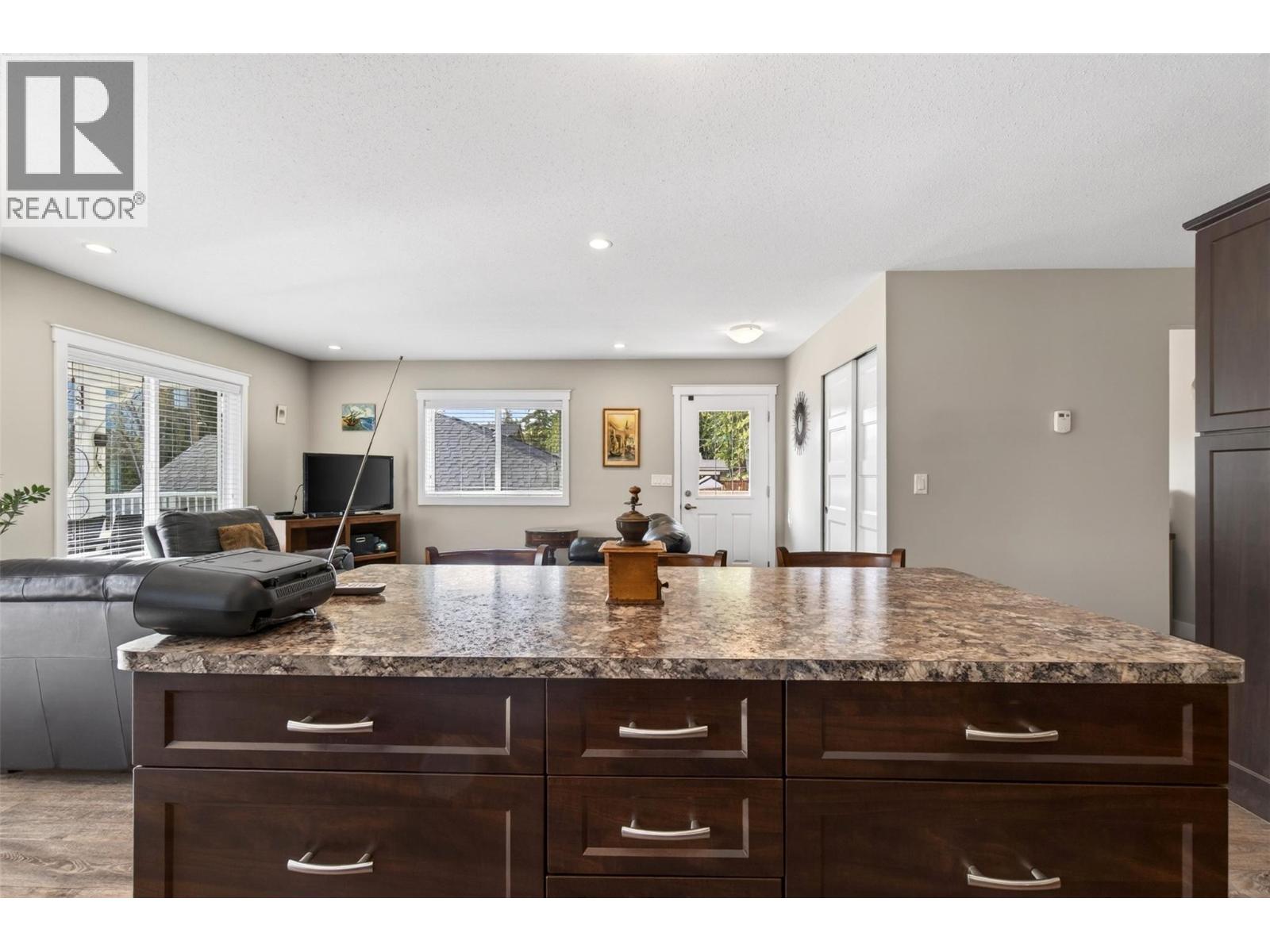 6841 46 Street NE - 9