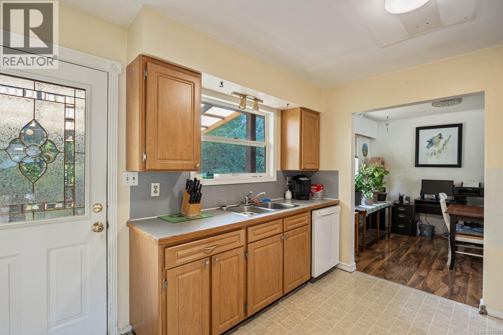 648 22nd St - Image 3