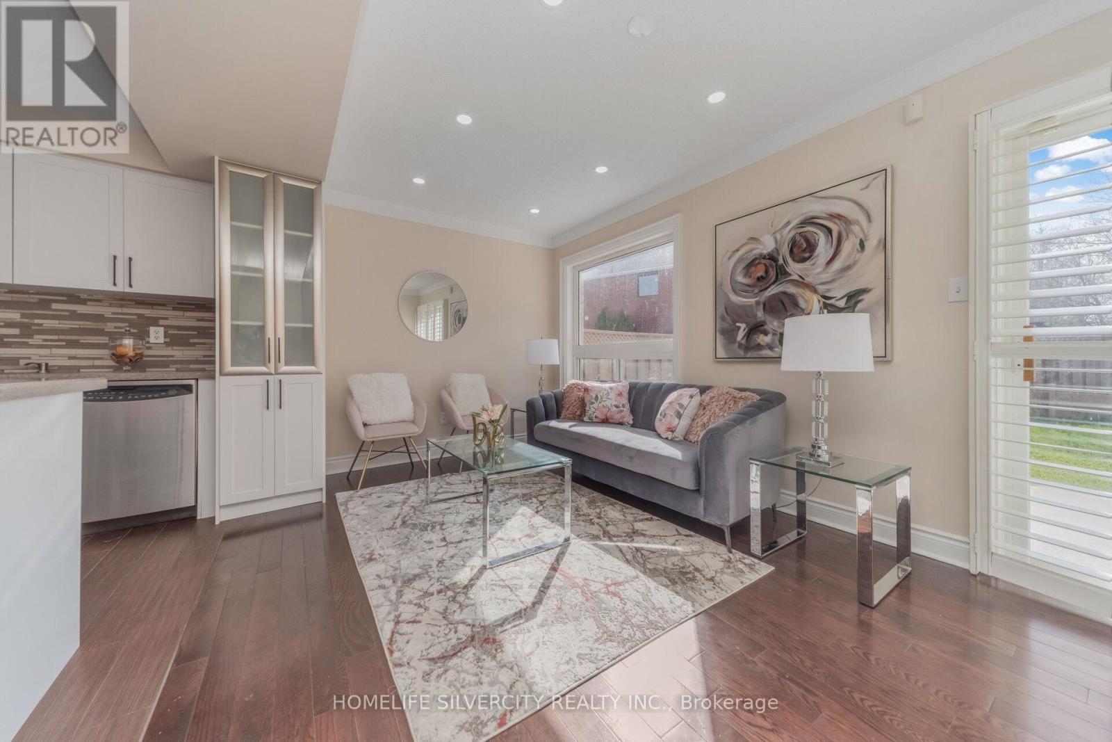 8 OAK GARDENS COURT - 20