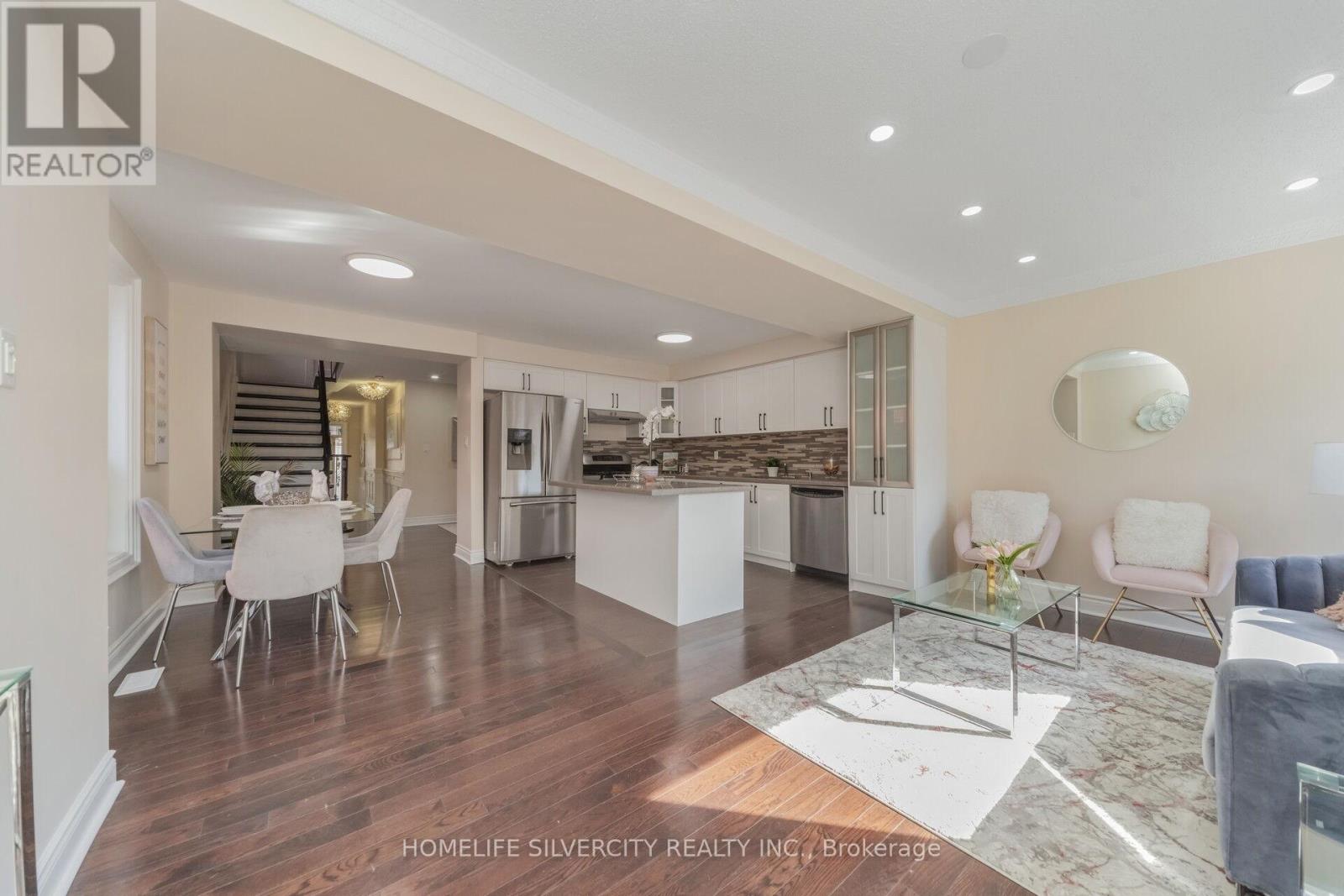 8 OAK GARDENS COURT - 21