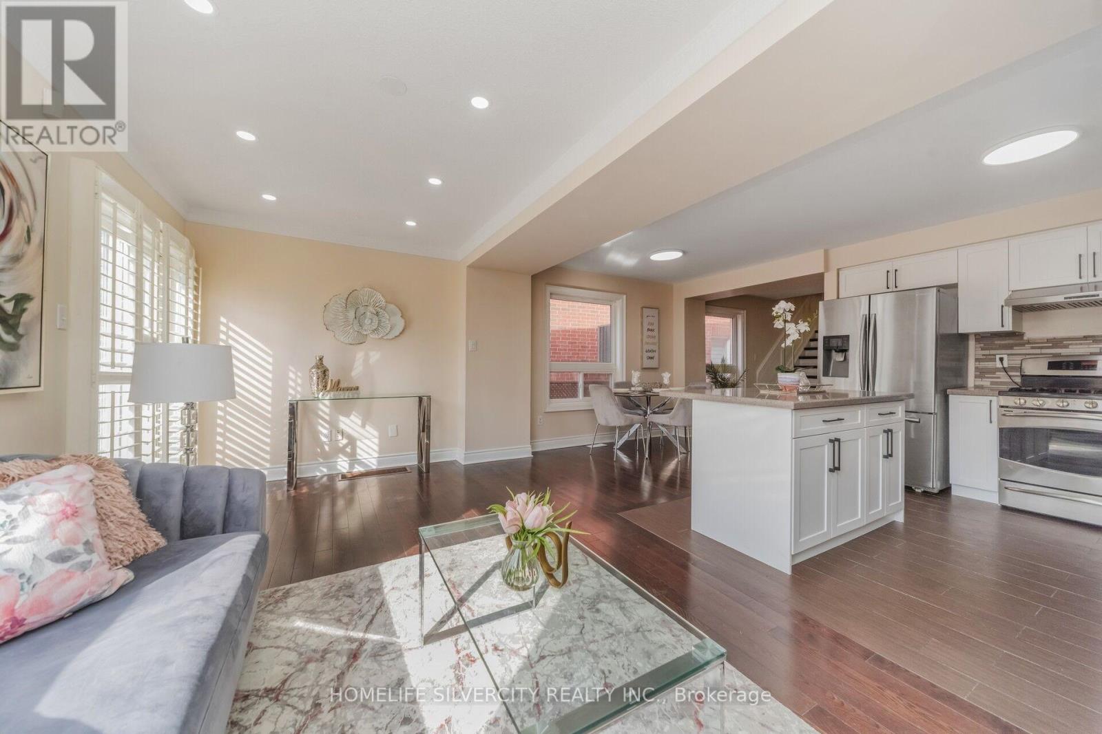 8 OAK GARDENS COURT - 22