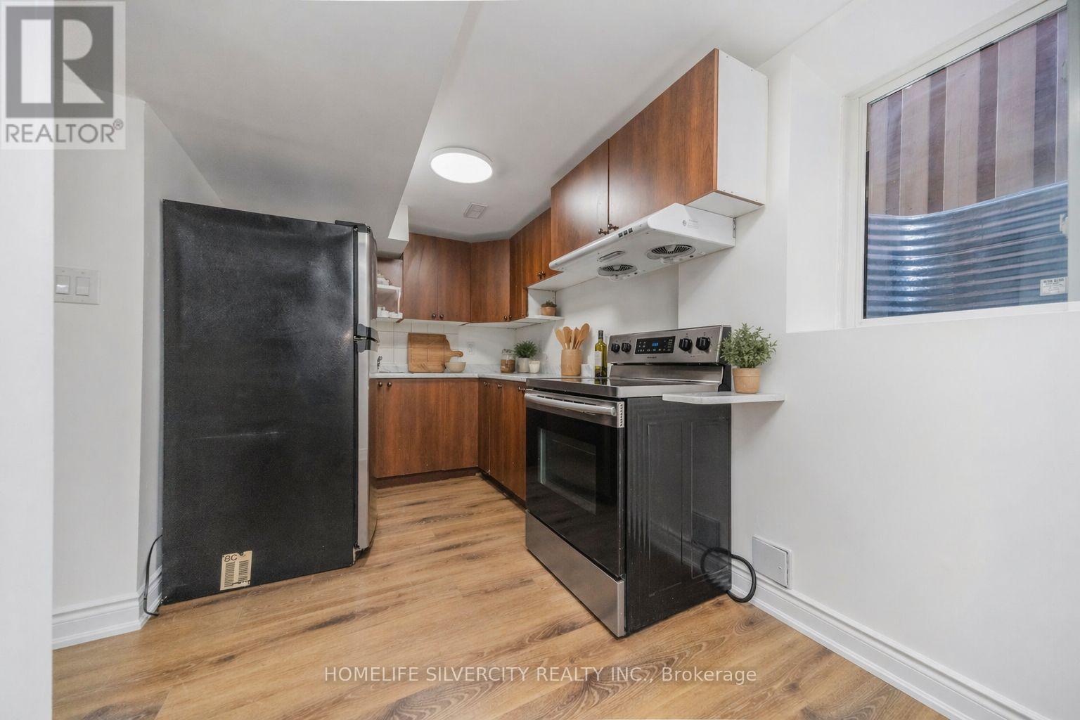 8 OAK GARDENS COURT - 42