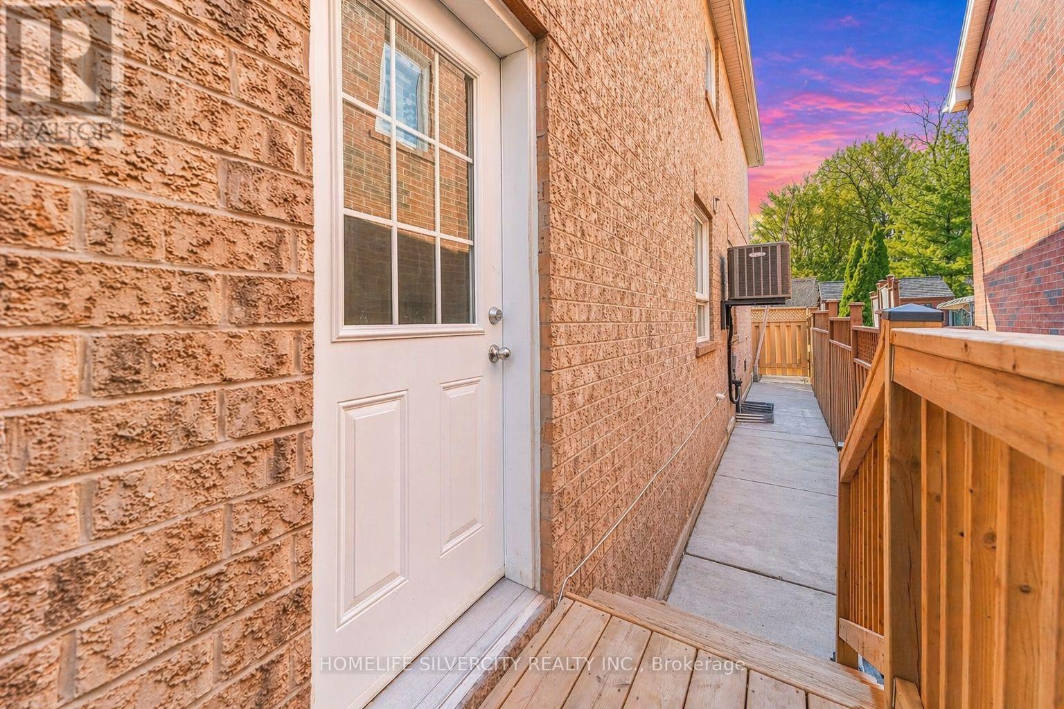 8 OAK GARDENS COURT - 44