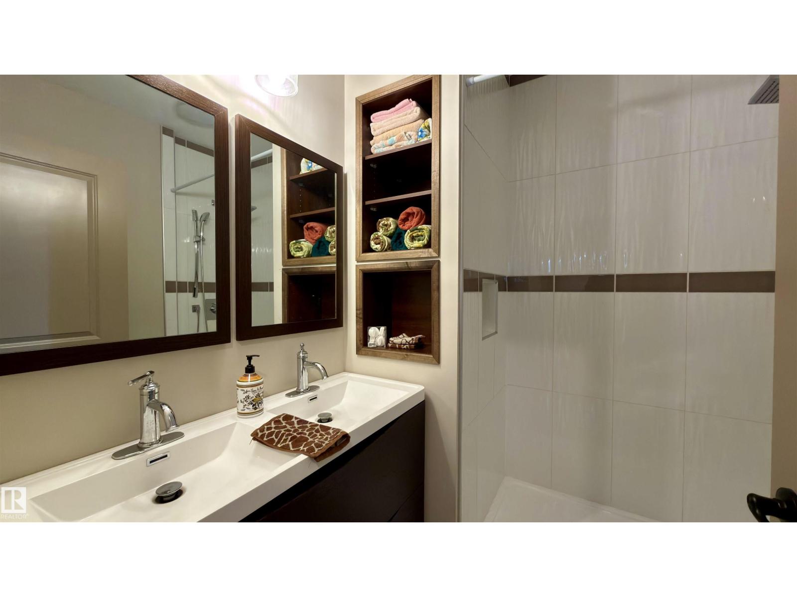 97 ASTORIA PT, Devon