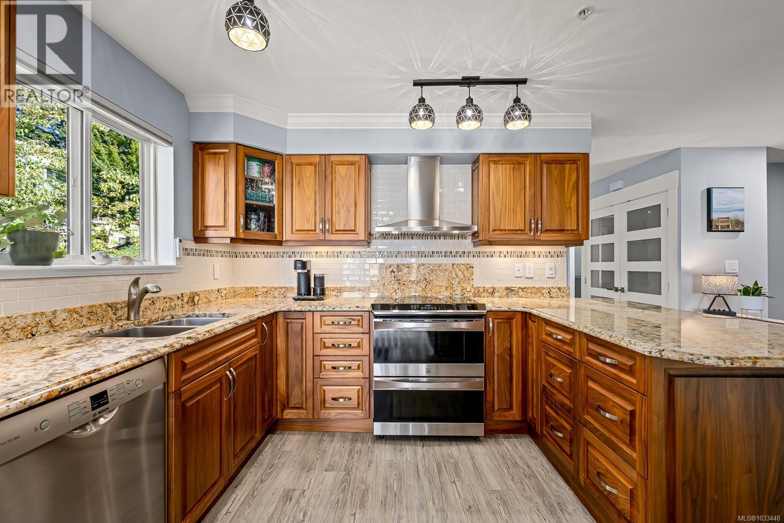 #305 2275 Comox Ave - 7