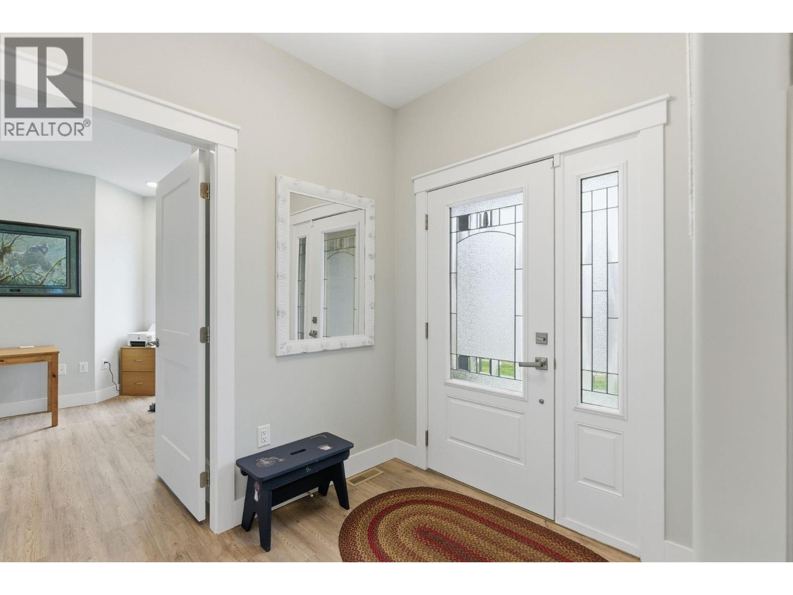 402 11 Avenue, Keremeos