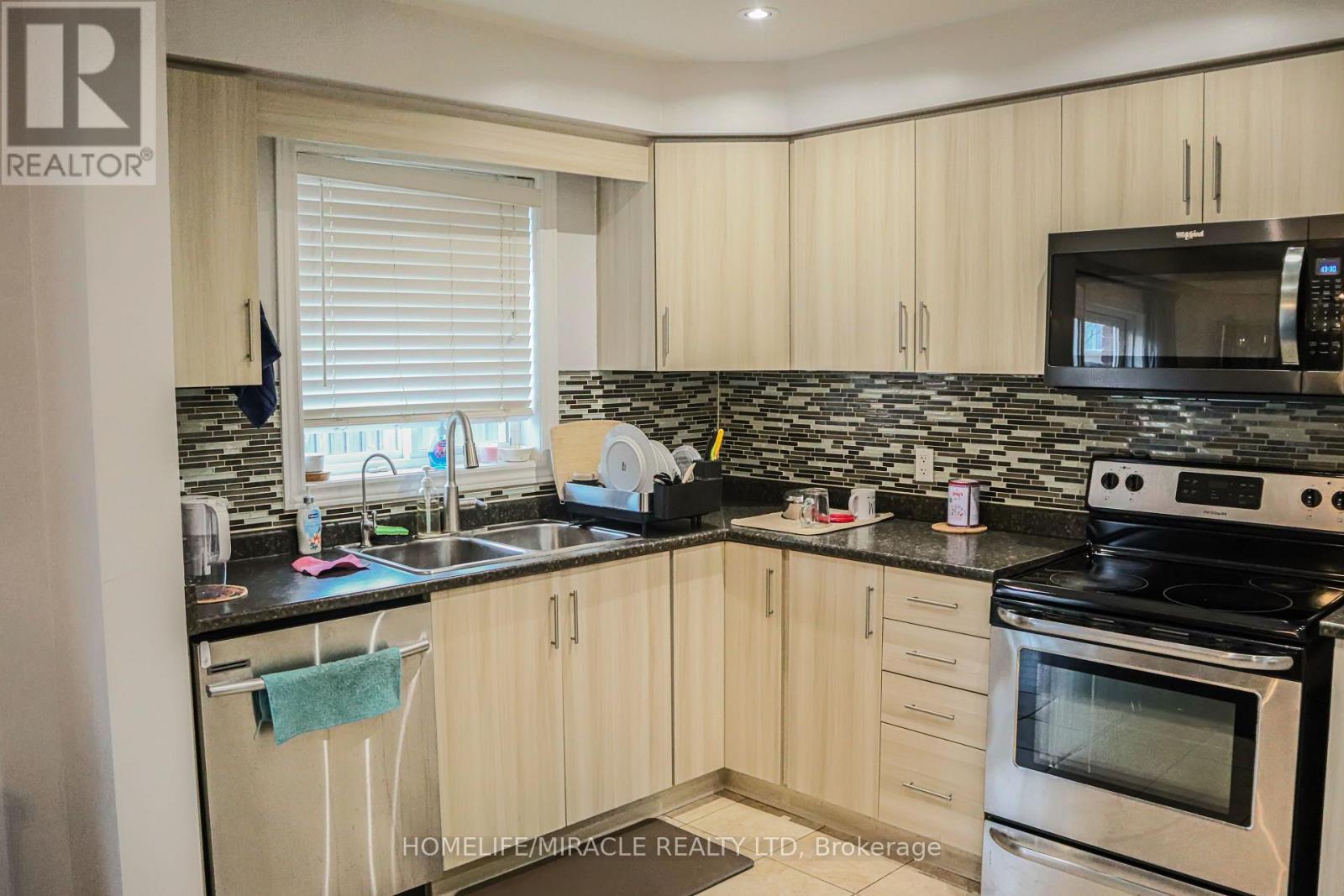 222 PELECH CRESCENT — photo 12