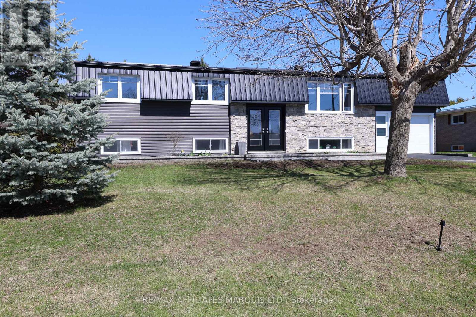20391 PARK CRESCENT — photo 2