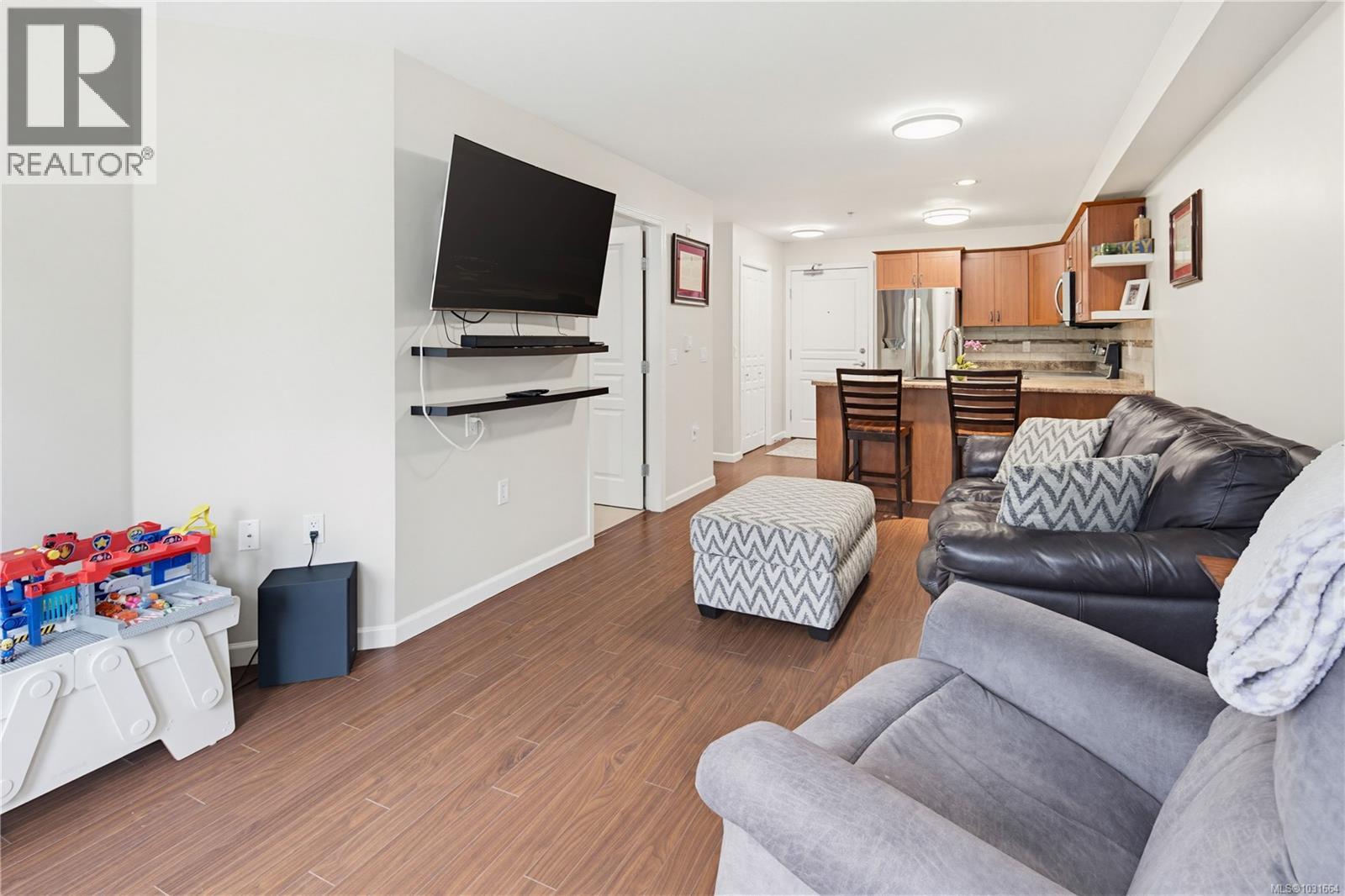 #205 663 Goldstream Ave - 14