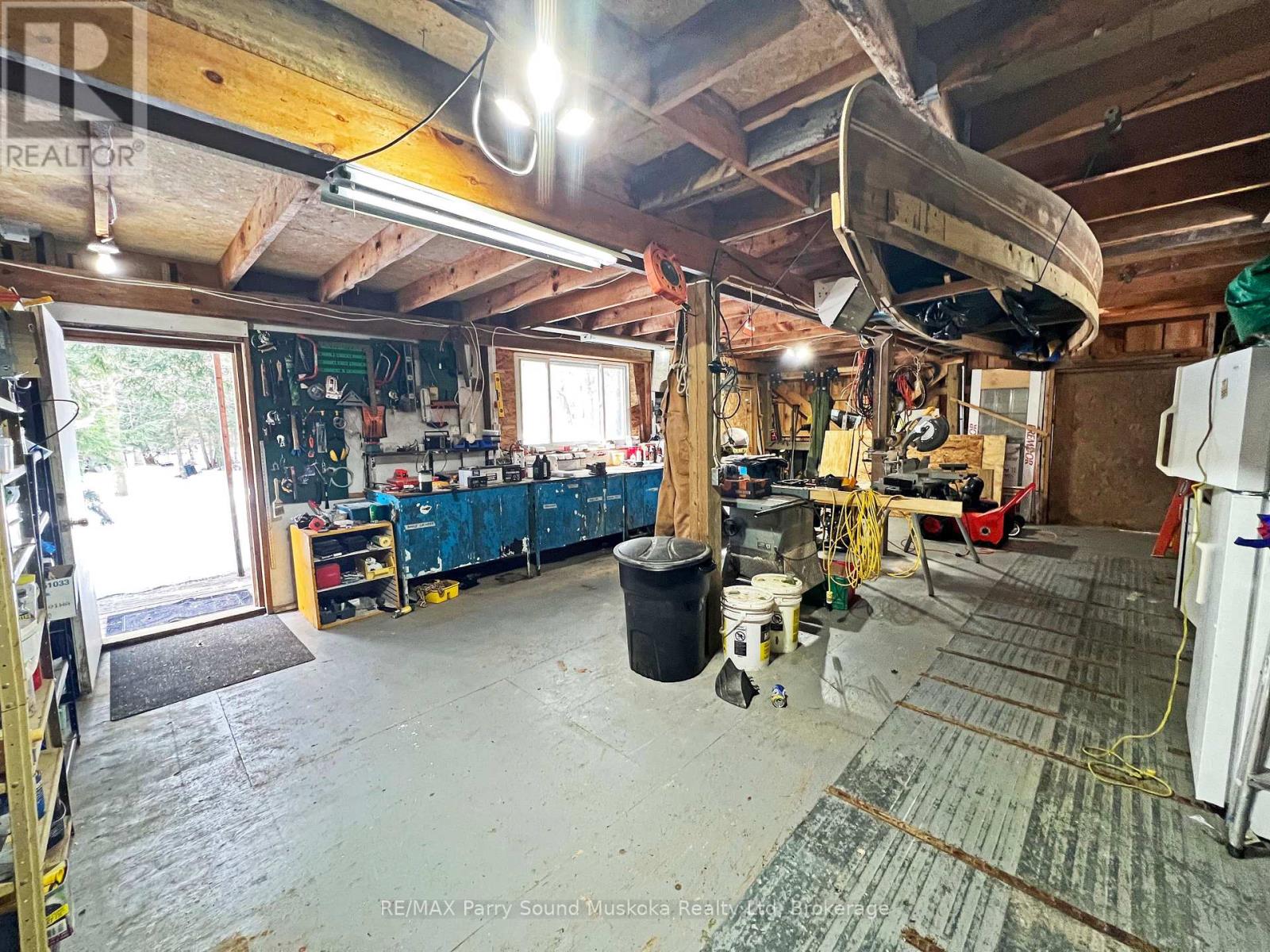 Large garage/shope with hydro