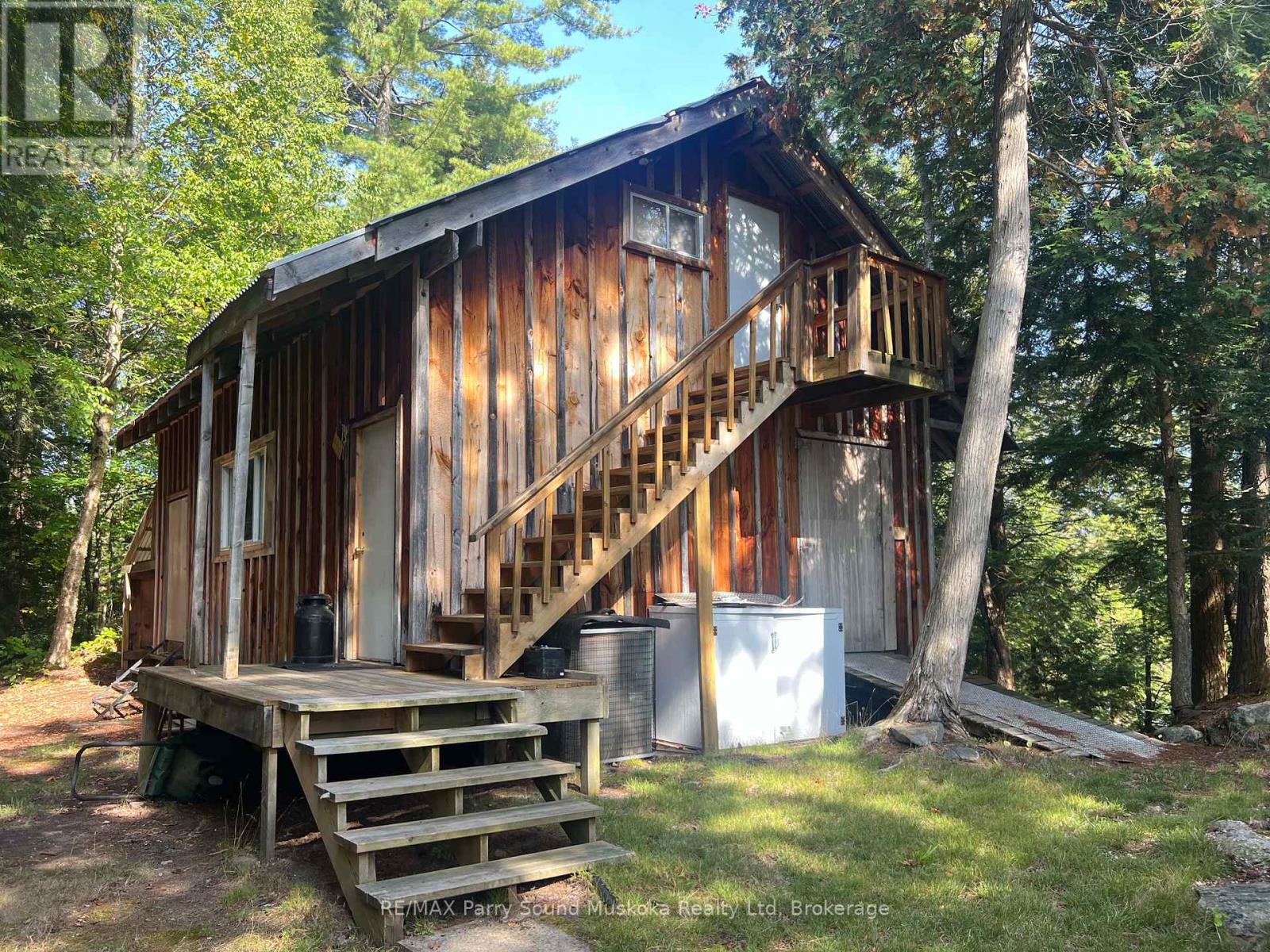 Detached garage/shop+loft