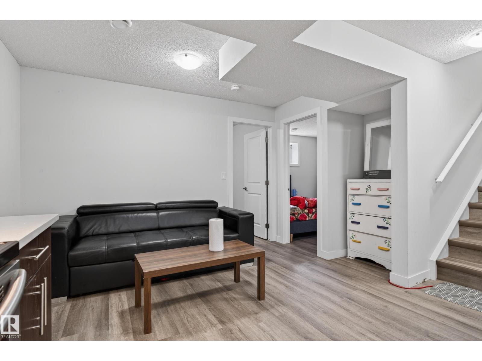 5242 23 AV SW, Edmonton