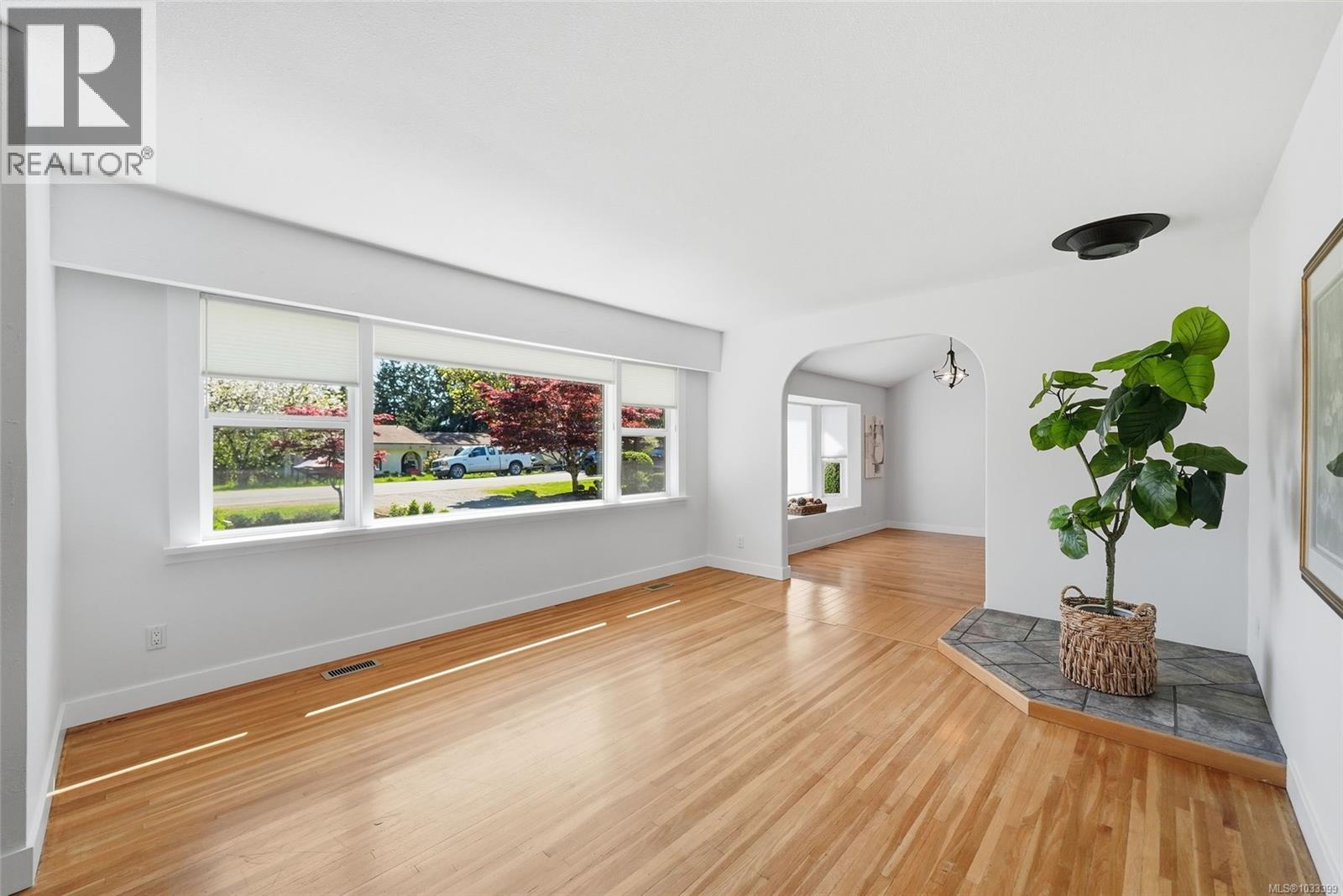 2395 Collins Cres - 10