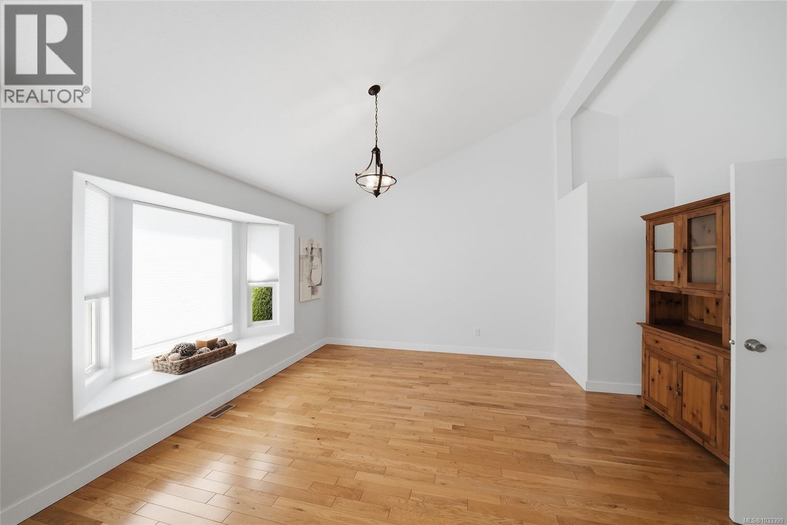 2395 Collins Cres - 13