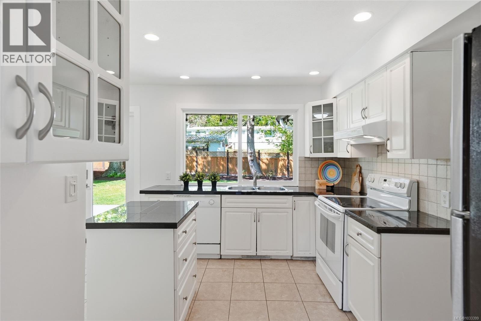 2395 Collins Cres - 19