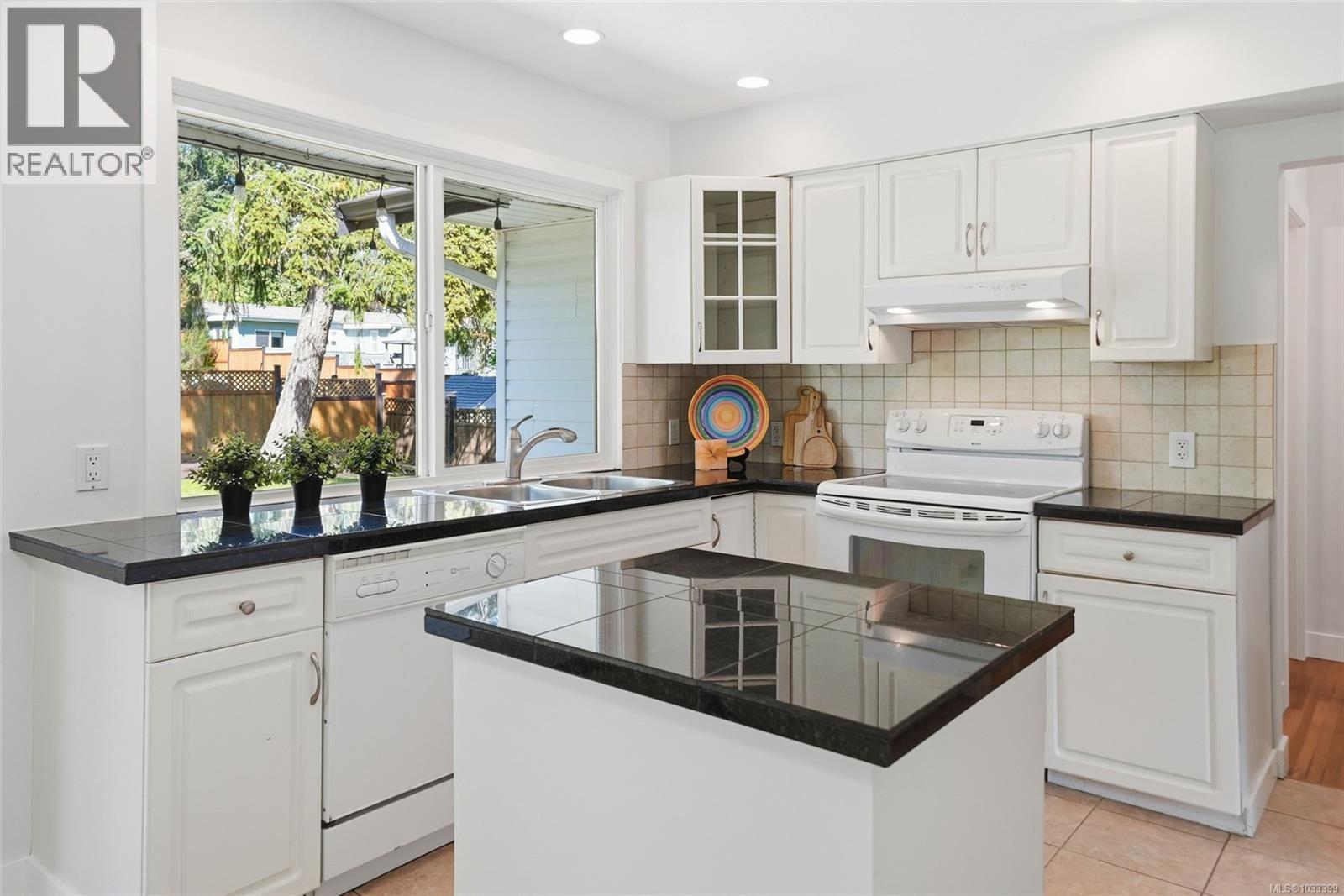 2395 Collins Cres - 23