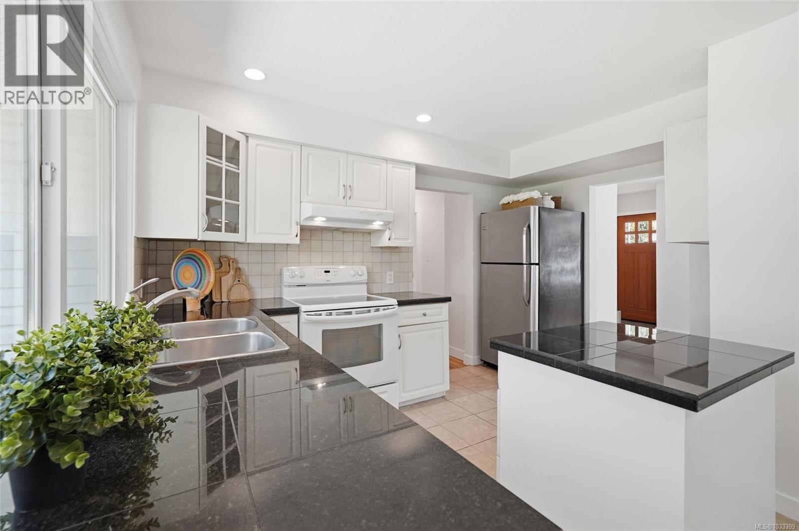 2395 Collins Cres - 25