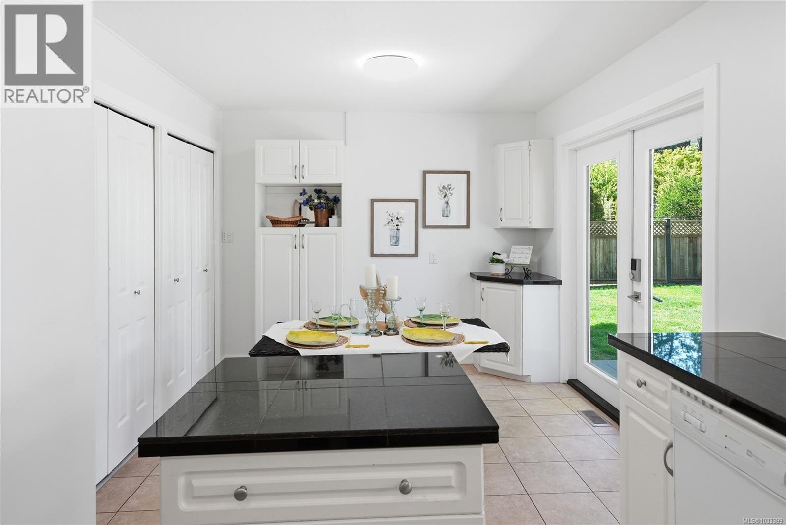 2395 Collins Cres - 26