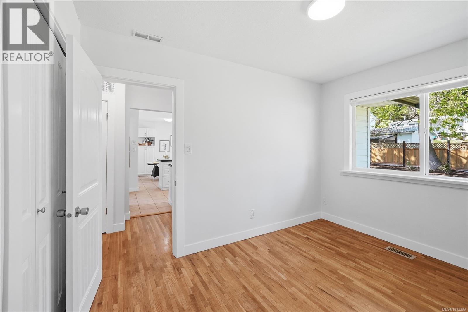 2395 Collins Cres - 30