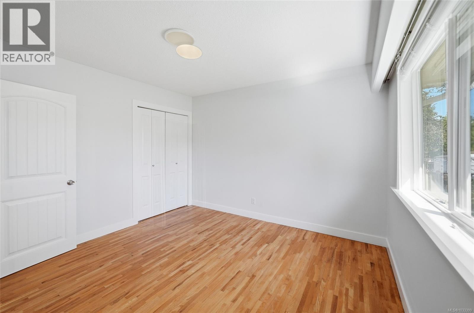 2395 Collins Cres - 32