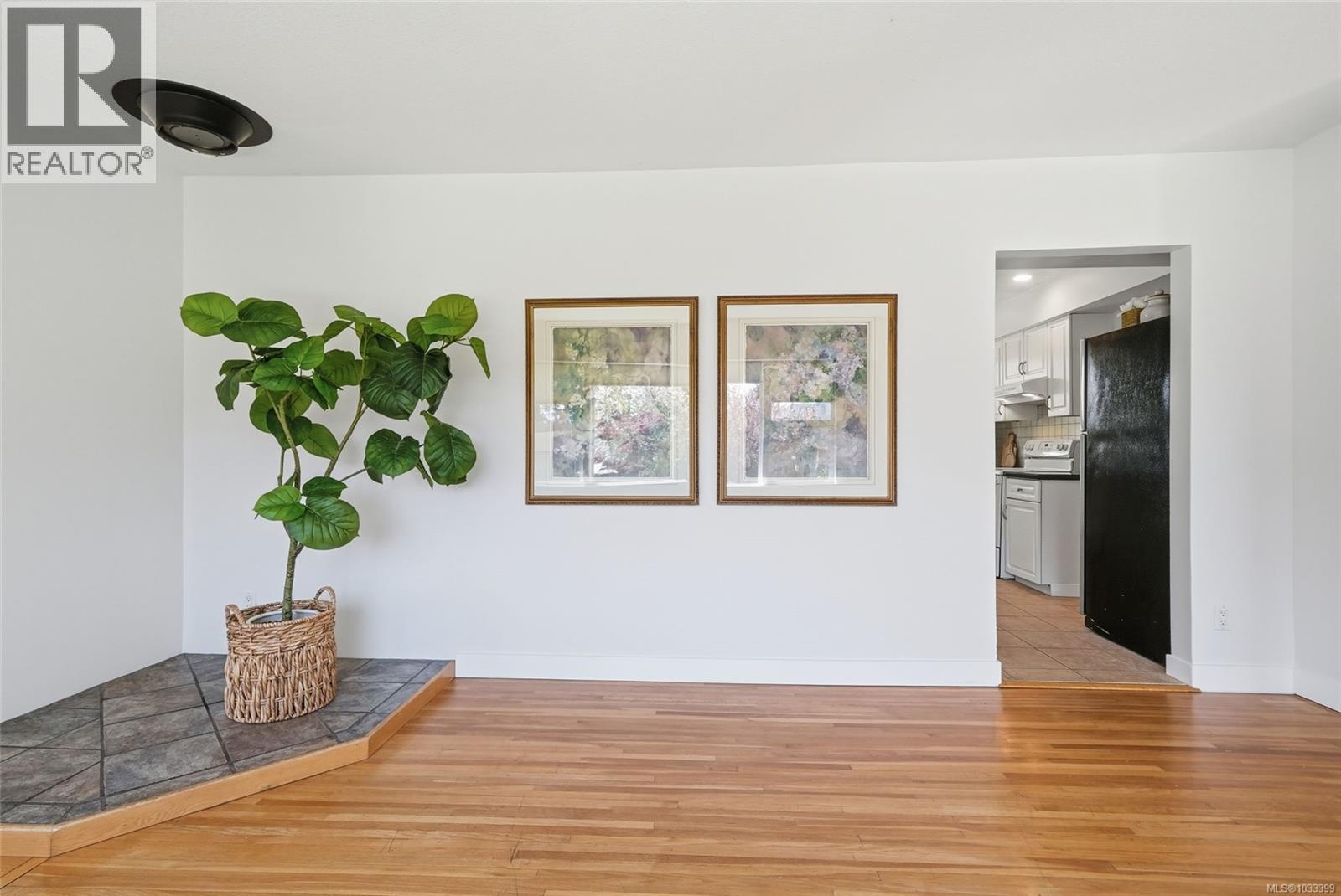 2395 Collins Cres - 36