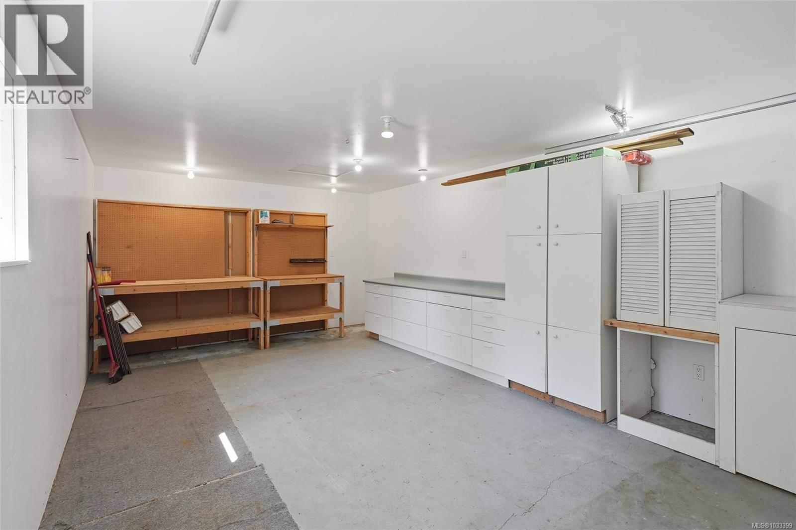 2395 Collins Cres - 45