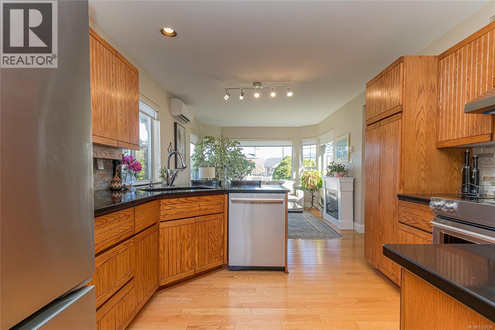 3678 Arbutus Dr N - 16