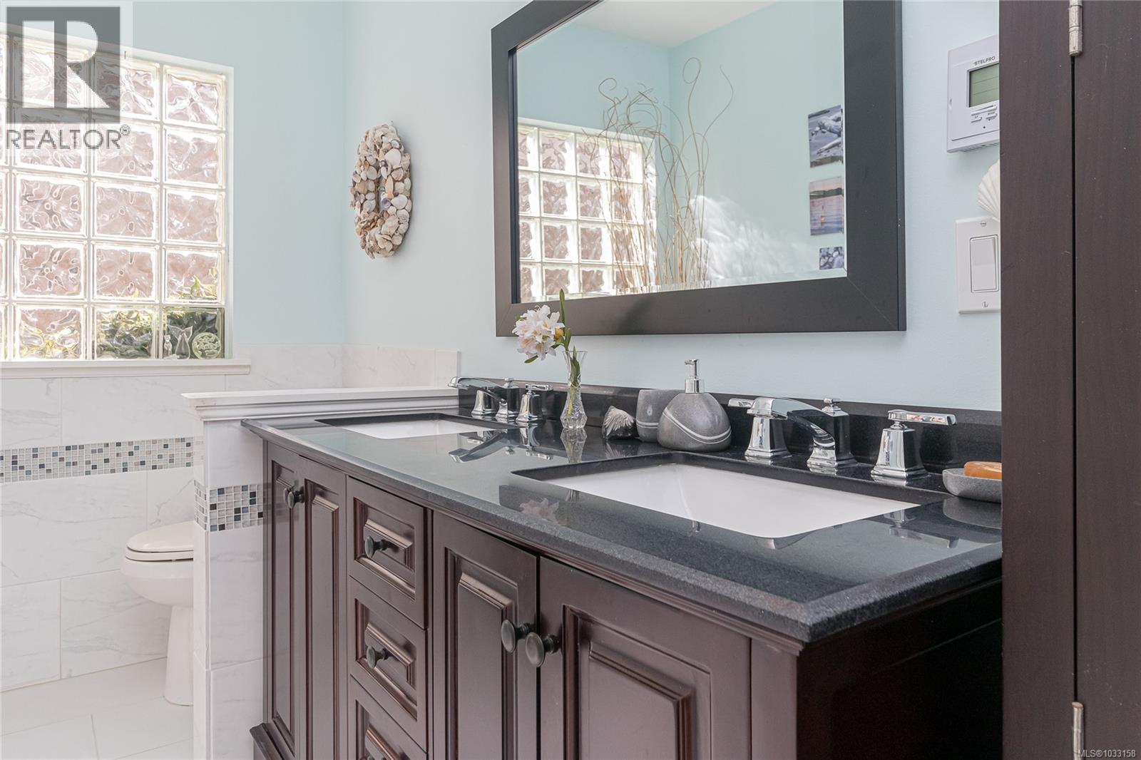 3678 Arbutus Dr N - 32