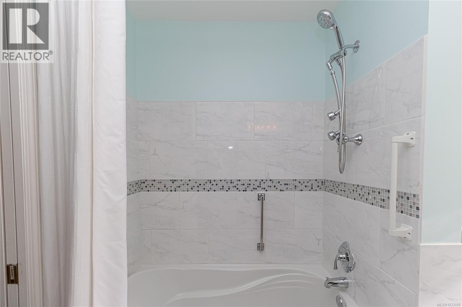 3678 Arbutus Dr N - 33