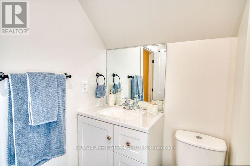 4 BEDFORD STREET E — photo 17