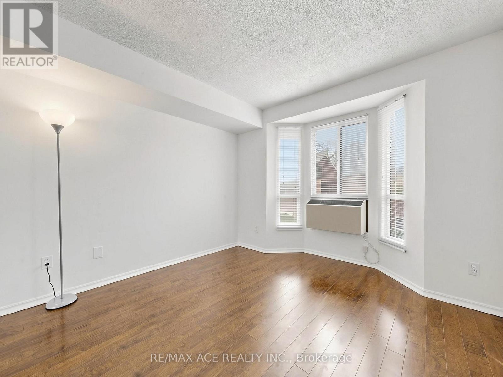 14 - 660B WELLINGTON STREET W — photo 13
